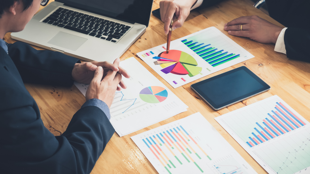An image of a manager showing charts and data to an employee